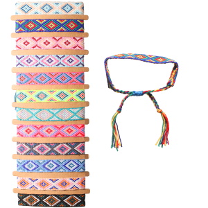 Bracelet fantaisie en textile multicolore. 12 coloris différentes. Vendu à l'unité. Votre préférence en commentaire.
