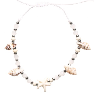 Bracelet fantaisie composé d'un cordon blanc, de perles en métal argenté, de perles blanches, de coquillages et d'une étoile de mer en pierre blanche.