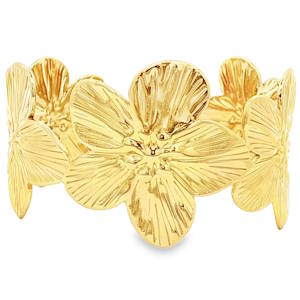 Ce magnifique bracelet jonc en acier doré capture l'essence de la féminité avec son design floral élaboré. Chaque fleur, façonnée avec une attention méticuleuse aux détails, apporte une touche de grâce et de sophistication. Un bijou luxueux, parfait pour ajouter une note d'éclat à votre tenue.