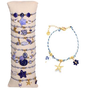 Laissez un air de vacances s'enrouler autour de votre poignet. Ce délicat bracelet tressé mêle la fraîcheur du bleu azur à l'éclat de finitions dorées. Orné de breloques d'inspiration marine et de perles inspirées de la porcelaine traditionnelle, il est l'accessoire parfait pour sublimer votre bronzage cet été. 12 modèles différents. Vendu à l'unité. Votre préférence en commentaires.
