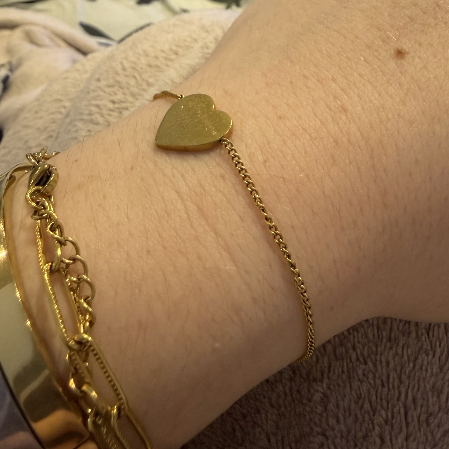 Bracelet composé d'une chaîne avec un coeur en acier doré.<br/>Fermoir mousqueton avec 3 cm de rallonge. Coeur Adolescent Adulte Amour Femme Fille Indémodable Bracelet composé d'une chaîne avec un coeur en acier doré.<br/>Fermoir mousqueton avec 3 cm de rallonge. Coeur Adolescent Adulte Amour Femme Fille Indémodable