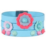 Bracelet fantaisie multi rangs avec fleurs en polyuréthane, pics en plastique et suédine. 3 rangs.