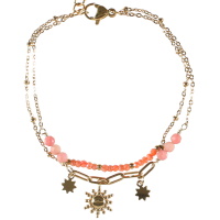 Bracelet double rangs composé d'une chaîne en acier doré avec perles de couleur rose et d'une chaîne avec pendants étoiles et soleil en acier doré et des perles de couleur rose. Fermoir mousqueton avec 3 cm de rallonge.