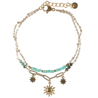 Bracelet double rangs composé d'une chaîne en acier doré avec perles de couleur verte et d'une chaîne avec pendants étoiles et soleil en acier doré et des perles de couleur verte. Fermoir mousqueton avec 3 cm de rallonge.