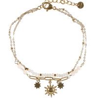 Bracelet double rangs composé d'une chaîne en acier doré avec perles de couleur blanche et d'une chaîne avec pendants étoiles et soleil en acier doré et des perles de couleur blanche. Fermoir mousqueton avec 3 cm de rallonge.