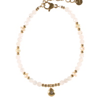 Bracelet composé de perles en acier doré, de perles de couleur blanche, de perles de nacre et d'une goutte en acier doré sertie d'un cristal. Fermoir mousqueton avec 3 cm de rallonge.