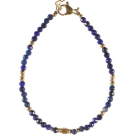Bracelet composé de perles en véritable pierre de lapis lazuli et de perles en acier doré. Fermoir mousqueton avec 3 cm de rallonge.