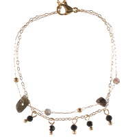 Bracelet double rangs composé d'une chaîne en acier doré avec pampilles perles de couleur noire, ainsi qu'une chaîne avec perles en acier doré, perles de couleur grise et pierres de couleur noire et grise. Fermoir mousqueton avec 3 cm de rallonge.