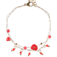 Bracelet double rangs composé d'une chaîne en acier doré avec pampilles perles de couleur rouge, ainsi qu'une chaîne avec perles en acier doré, perles de couleur rouge et pierres de couleur rouge. Fermoir mousqueton avec 3 cm de rallonge.