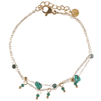 Bracelet double rangs composé d'une chaîne en acier doré avec pampilles perles d'imitation malachite, ainsi qu'une chaîne avec perles en acier doré, perles de couleur verte et pierres d'imitation malachite. Fermoir mousqueton avec 3 cm de rallonge.