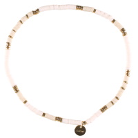 Bracelet élastique composé de perles en acier doré et de perles heishi en caoutchouc de couleur blanche.