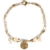 Bracelet double rangs composé d'une chaîne en acier doré avec 2 perles d'imitation et d'une chaîne avec une pastille ronde martelée en acier doré et de perles d'imitation. Fermoir mousqueton avec 3 cm de rallonge.