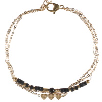 Bracelet triple rangs composé d'une chaîne en acier doré, d'une chaîne en acier doré avec perles de couleur noire et d'une chaîne avec trois cœurs en acier doré. Fermoir mousqueton avec 3 cm de rallonge.