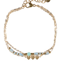 Bracelet triple rangs composé d'une chaîne en acier doré, d'une chaîne en acier doré avec perles de couleur turquoise et d'une chaîne avec trois cœurs en acier doré. Fermoir mousqueton avec 3 cm de rallonge.