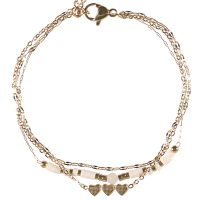Bracelet triple rangs composé d'une chaîne en acier doré, d'une chaîne en acier doré avec perles de couleur blanche et d'une chaîne avec trois cœurs en acier doré. Fermoir mousqueton avec 3 cm de rallonge.