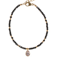 Bracelet composé de perles en acier doré et de perles de couleur noire avec un pendant cristal en forme de goutte serti clos. Fermoir mousqueton en acier doré avec 3 cm.