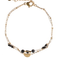 Bracelet double rangs composé d'une chaîne avec une pastille ronde à demi martelée en acier doré, ainsi qu'une chaîne en acier doré avec perles de couleur noire. Fermoir mousqueton en acier doré avec 3 cm.