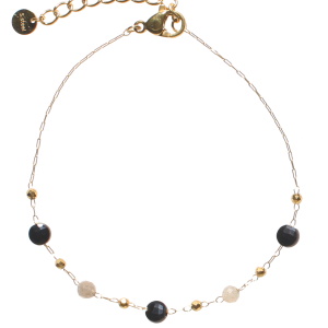 Bracelet composé d'une chaîne en acier doré et de perles de couleur noire et grise. Fermoir mousqueton avec 3 cm de rallonge.