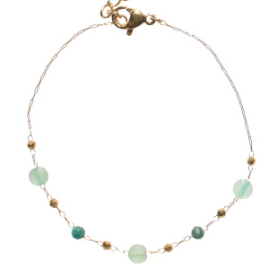 Bracelet composé d'une chaîne en acier doré et de perles de couleur verte. Fermoir mousqueton avec 3 cm de rallonge.