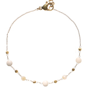 Bracelet composé d'une chaîne en acier doré et de perles de couleur blanche. Fermoir mousqueton avec 3 cm de rallonge.
