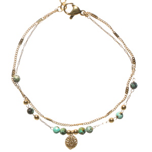 Bracelet double rangs composé d'une chaîne en acier doré et d'une chaîne avec boules et un pendant avec motifs en acier doré et perles de couleur verte. Fermoir mousqueton avec 3 cm de rallonge.