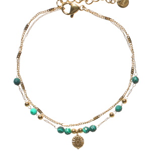 Bracelet double rangs composé d'une chaîne en acier doré et d'une chaîne avec boules et un pendant avec motifs en acier doré et perles en pierre d'imitation malachite. Fermoir mousqueton avec 3 cm de rallonge.