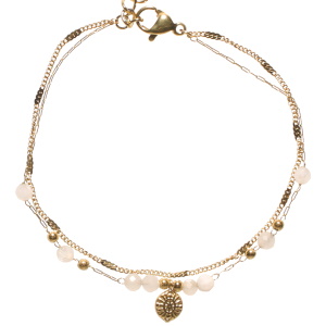 Bracelet double rangs composé d'une chaîne en acier doré et d'une chaîne avec boules et un pendant avec motifs en acier doré et perles en pierre de couleur blanche. Fermoir mousqueton avec 3 cm de rallonge.
