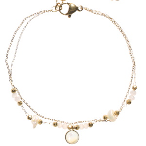 Bracelet multi rangs composé d'une chaîne en acier doré et d'une chaîne avec perles en acier doré, de perles de couleur blanche, de perles de nacre et d'un cabochon de nacre. Fermoir mousqueton avec 3 cm de rallonge.