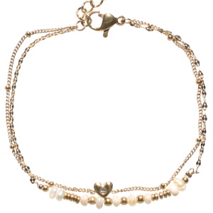 Bracelet double rangs composé d'une chaîne avec un cœur en acier doré et d'une chaîne avec perles en acier doré et de perles de nacre. Fermoir mousqueton avec 3 cm de rallonge.