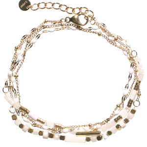 Bracelet double tours et double rangs composé d'une chaîne avec perles cubiques en acier doré et des perles de couleur blanche, ainsi qu'une chaîne avec des perles cylindriques en acier doré, des perles en émail de couleur blanche et des perles cylindriques de couleur blanche. Fermoir mousqueton avec 3 cm de rallonge.
