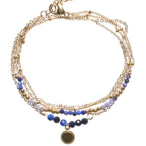 Bracelet double tours et double rangs composé d'une chaîne avec perles en acier doré et de perles de couleur bleue, ainsi qu'une chaîne en acier doré, de perles de couleur bleue et d'une pastille ronde en acier doré. Fermoir mousqueton avec 3 cm de rallonge.