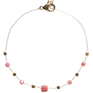 Bracelet composé d'une chaîne avec cubes en acier doré et des perles cubiques en pierre de couleur rouge et rose. Fermoir mousqueton avec 3 cm de rallonge.