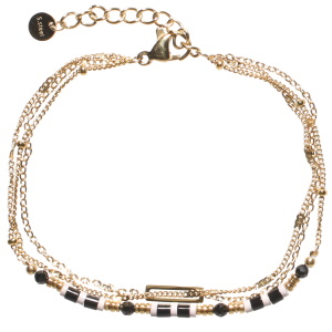 Bracelet triple rangs composé d'une chaîne en acier doré, d'une chaîne avec un rectangle en acier doré, ainsi qu'une chaîne avec perles en acier doré, de perles de couleur noire et de perles cylindriques en caoutchouc de couleur grise. Fermoir mousqueton avec 3 cm de rallonge.