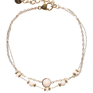 Bracelet double rangs composé d'une chaîne en acier doré avec un cabochon de couleur blanc, ainsi qu'une chaîne en acier doré avec des perles de couleur blanche. Fermoir mousqueton avec 3 cm de rallonge.