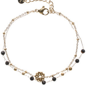 Bracelet triple rangs composé d'une chaîne avec une fleur en acier doré, ainsi qu'une chaîne avec perles en acier doré et de perles de couleur noire. Fermoir mousqueton avec 3 cm de rallonge.