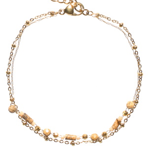 Bracelet double rangs composé d'une chaîne en acier doré, ainsi qu'une chaîne en acier doré avec des perles de couleur marron. Fermoir mousqueton avec 3 cm de rallonge.