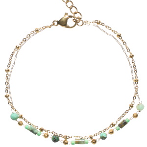 Bracelet double rangs composé d'une chaîne en acier doré, ainsi qu'une chaîne en acier doré avec des perles de couleur verte. Fermoir mousqueton avec 3 cm de rallonge.