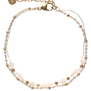 Bracelet double rangs composé d'une chaîne en acier doré, ainsi qu'une chaîne en acier doré avec des perles de couleur blanche. Fermoir mousqueton avec 3 cm de rallonge.