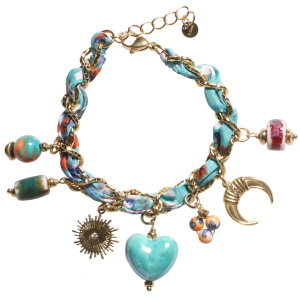 Bracelet composé d'une chaîne avec un cordon, des breloques en acier doré sertis de strass et de pendants en céramique. Fermoir mousqueton avec 3 cm de rallonge.