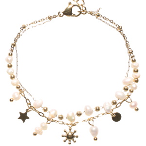 Bracelet double rangs composé d'une chaîne avec perles en acier doré et de perles d'imitation, ainsi qu'une chaîne avec perles, pampilles étoile, soleil et pastille ronde en acier doré et de perles d'imitation. Fermoir mousqueton avec 3 cm de rallonge.