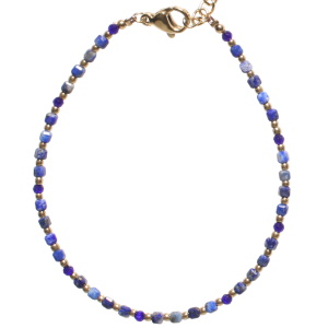 Bracelet composé d'une chaîne de perles en acier doré et de perles rondes et cubiques de couleur bleue. Fermoir mousqueton avec 3 cm de rallonge.