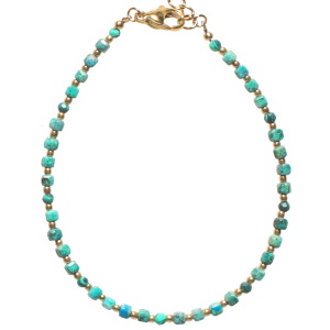 Bracelet composé d'une chaîne de perles en acier doré et de perles rondes et cubiques de couleur verte. Fermoir mousqueton avec 3 cm de rallonge.