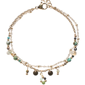Bracelet double rangs composé d'une chaîne en acier doré, ainsi qu'une chaîne avec perles et pampilles rondes en acier doré et de perles de couleur turquoise. Fermoir mousqueton avec 3 cm de rallonge.