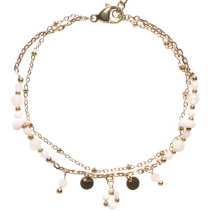 Bracelet double rangs composé d'une chaîne en acier doré, ainsi qu'une chaîne avec perles et pampilles rondes en acier doré et de perles de couleur blanche. Fermoir mousqueton avec 3 cm de rallonge.