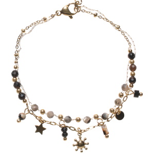 Bracelet double rangs composé d'une chaîne en acier doré avec perles grises et noires, ainsi qu'une chaîne avec perles et pampilles ronde, étoile et soleil en acier doré et de perles de couleur noire. Fermoir mousqueton avec 3 cm de rallonge.
