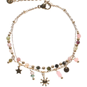 Bracelet double rangs composé d'une chaîne en acier doré avec perles multicolores, ainsi qu'une chaîne avec perles et pampilles ronde, étoile et soleil en acier doré et de perles multicolores. Fermoir mousqueton avec 3 cm de rallonge.
