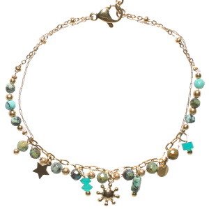Bracelet double rangs composé d'une chaîne avec perles en acier doré et de perles de couleur, ainsi qu'une chaîne avec perles, pampilles étoile, soleil et pastille ronde en acier doré et de perles vertes. Fermoir mousqueton avec 3 cm de rallonge.