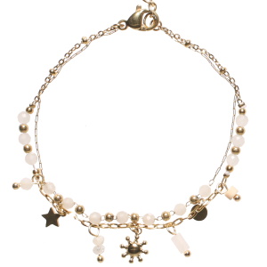 Bracelet double rangs composé d'une chaîne avec perles en acier doré et de perles de couleur, ainsi qu'une chaîne avec perles, pampilles étoile, soleil et pastille ronde en acier doré et de perles blanches. Fermoir mousqueton avec 3 cm de rallonge.