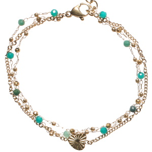 Bracelet triple rangs composé d'une chaîne avec un cœur en acier doré, d'une chaîne avec des perles en acier doré, ainsi qu'une chaîne en acier doré avec des perles vertes. Fermoir mousqueton avec 3 cm de rallonge.