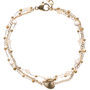 Bracelet triple rangs composé d'une chaîne avec un cœur en acier doré, d'une chaîne avec des perles en acier doré, ainsi qu'une chaîne en acier doré avec des perles blanches. Fermoir mousqueton avec 3 cm de rallonge.